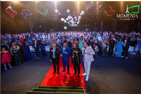 Evento Moments com público e palco iluminado